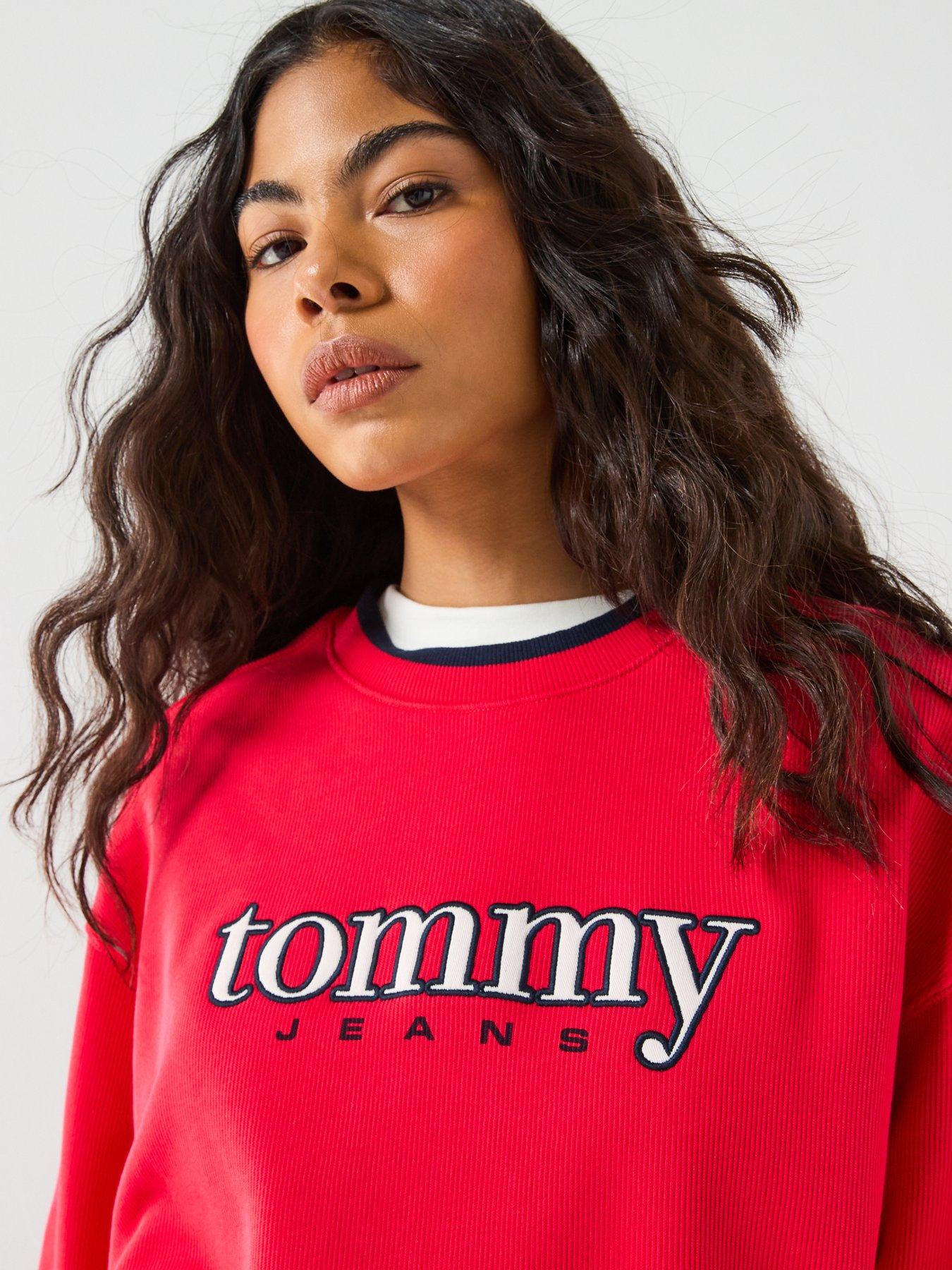 tommy-jeans-applique-short-crew-sweater-alert-redoutfit