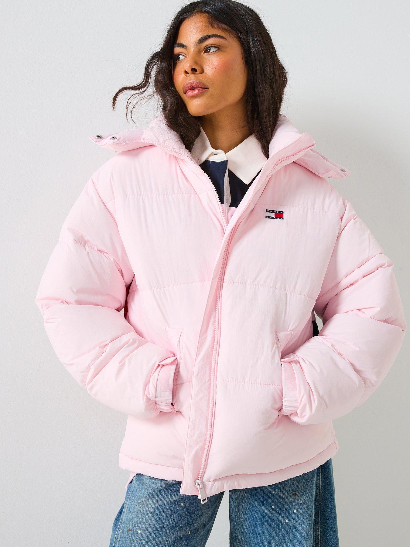 tommy-jeans-hooded-flag-puffer-coat-light-pinkoutfit