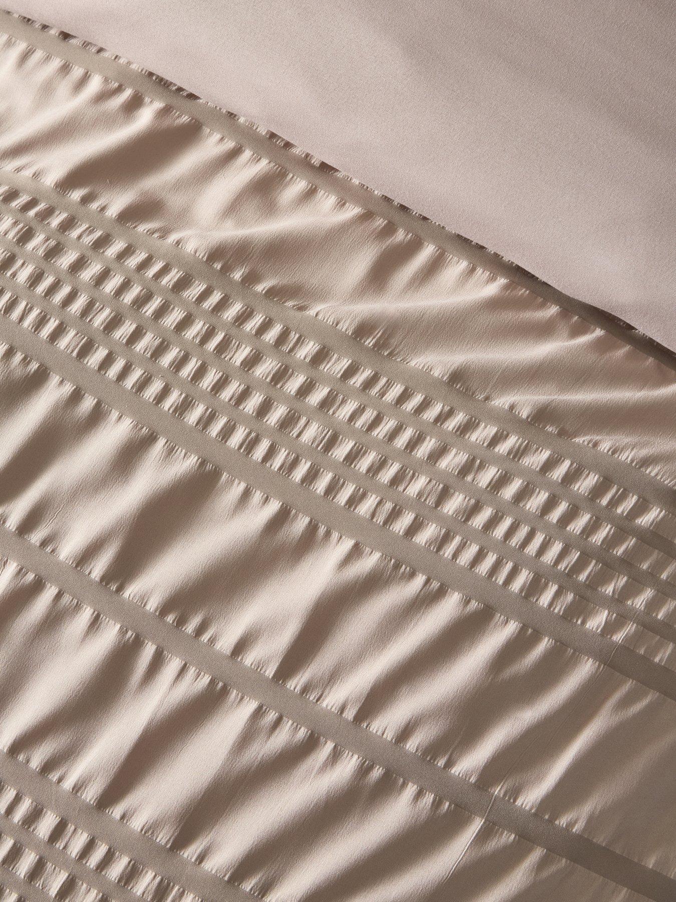 the-very-collection-athena-super-soft-seersucker-duvet-setoutfit