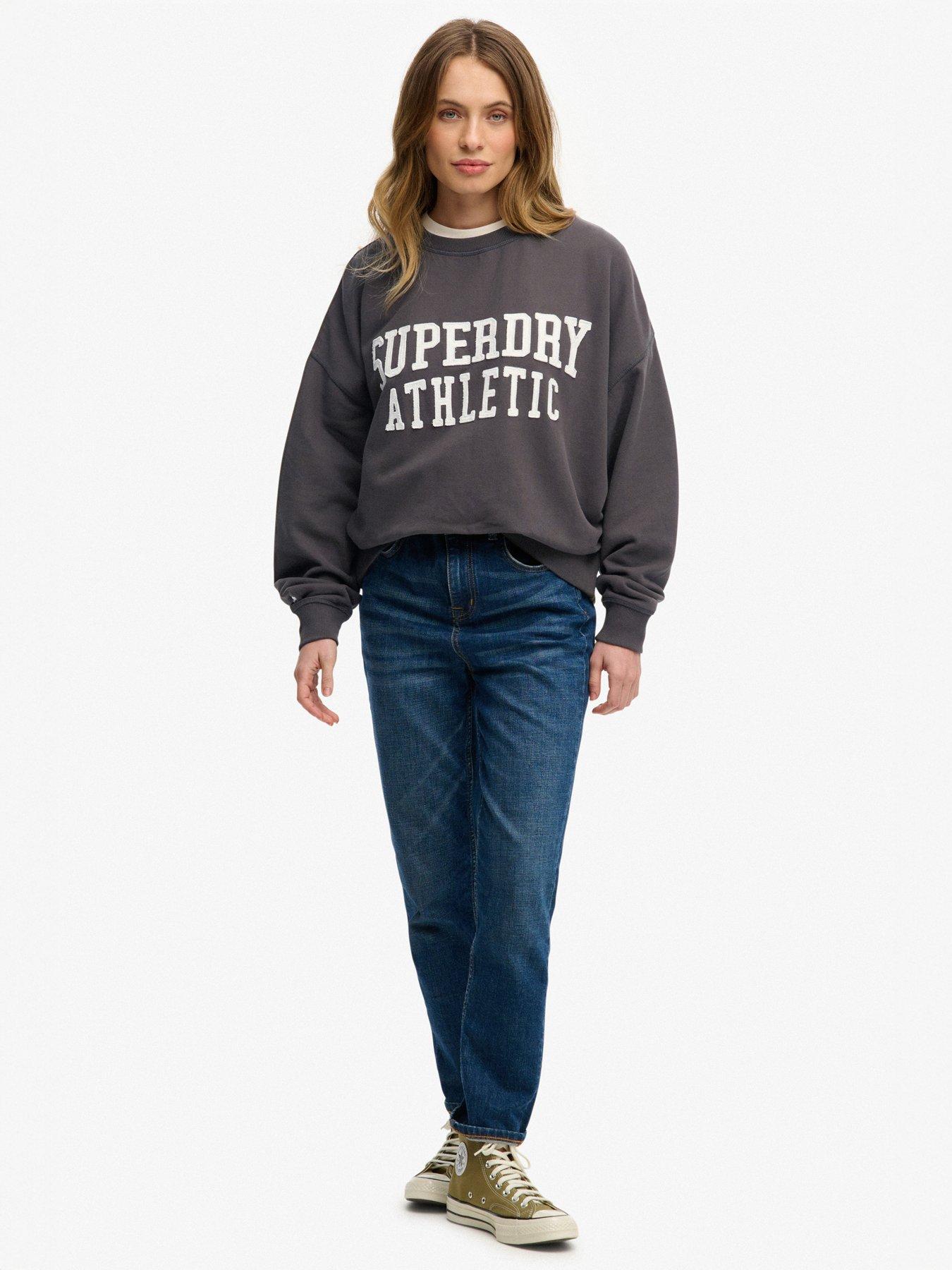 superdry-essentials-relaxed-applique-crew-sweater-greyoutfit