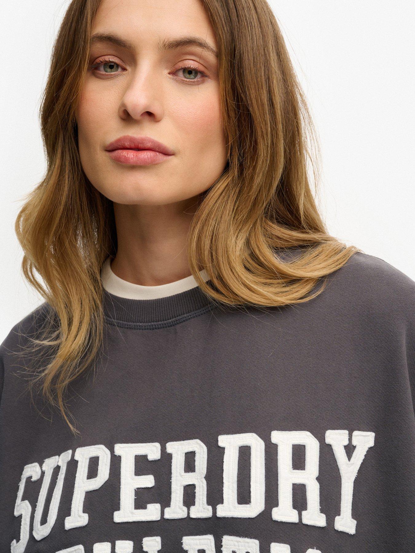 superdry-essentials-relaxed-applique-crew-sweater-greydetail