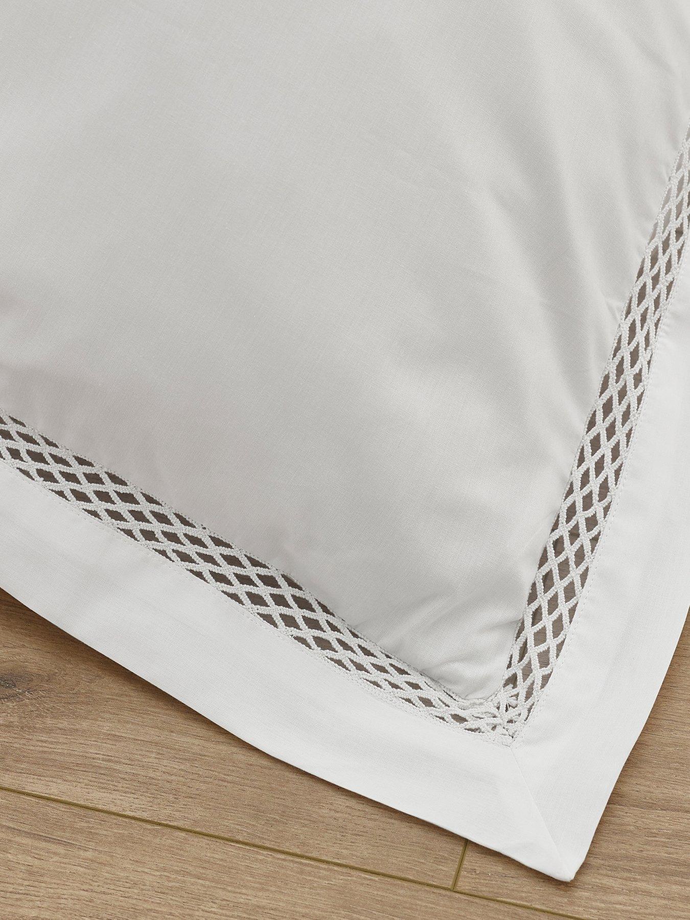catherine-lansfield-classic-lattice-lace-duvet-setdetail