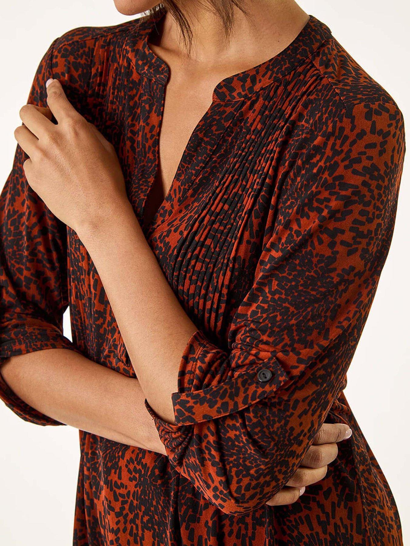 roman-abstract-print-v-neck-stretch-top-rustdetail