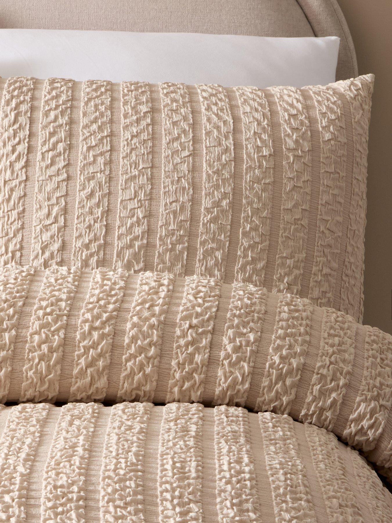 the-very-collection-michelle-keegan-super-soft-seersucker-stripe-duvet-setoutfit