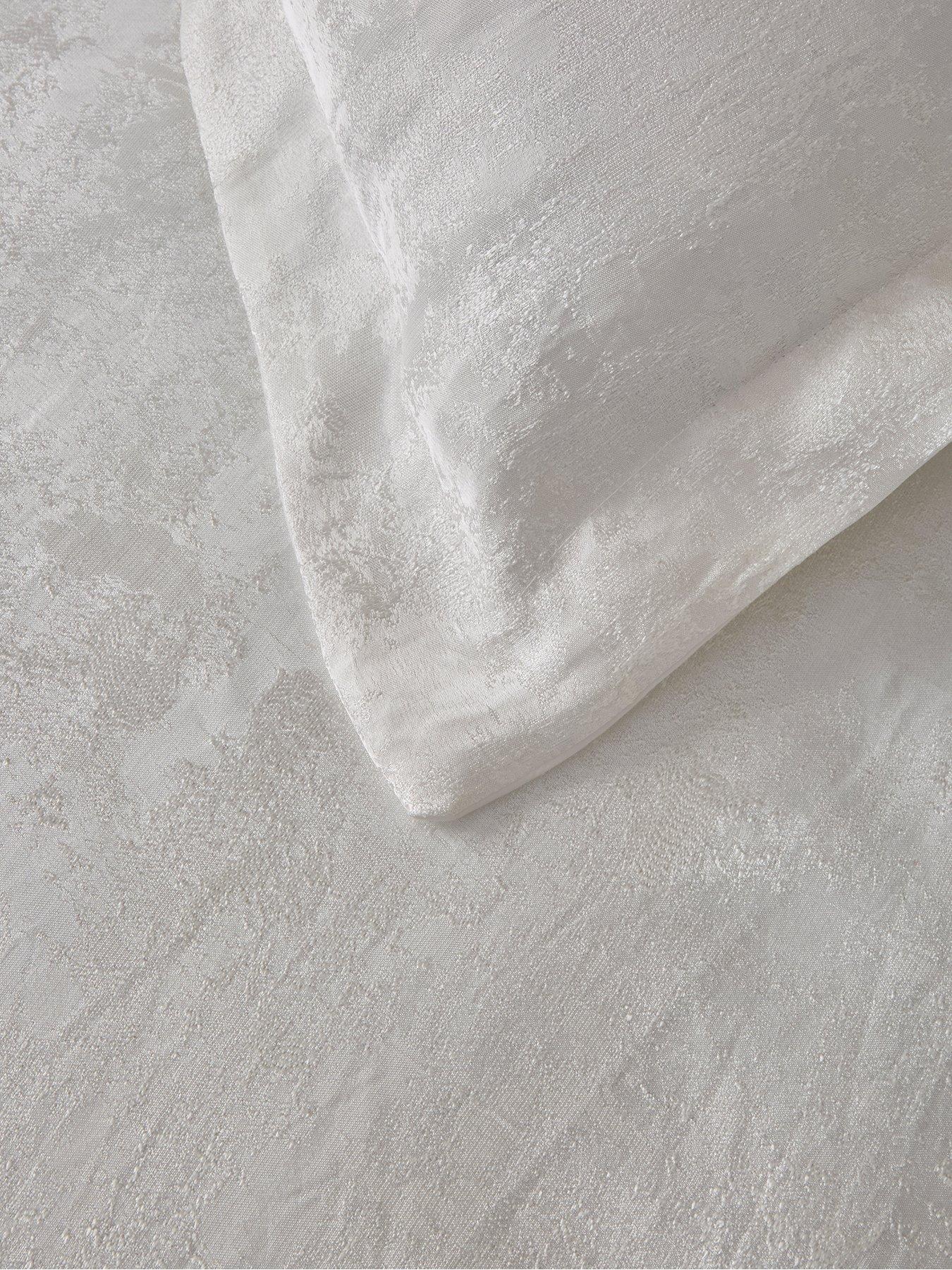 the-very-collection-luxe-textured-jacquard-duvet-setoutfit