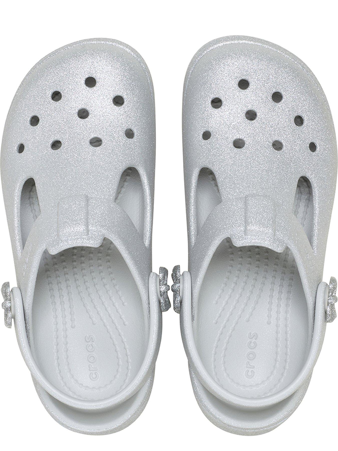 crocs-classic-mary-jane-bow-glitter-clog-greyoutfit