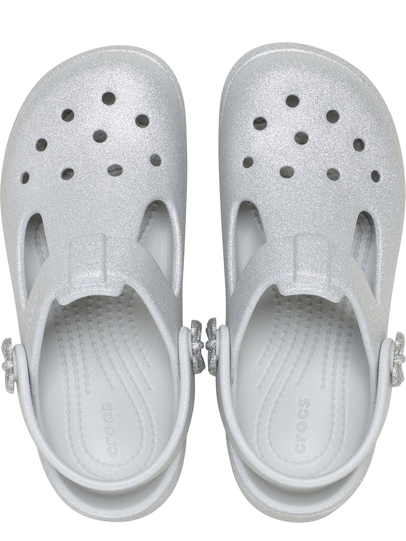 crocs-classic-mary-jane-bow-glitter-clog-greyoutfit