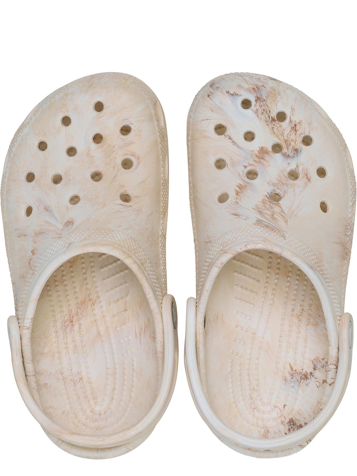 crocs-classic-watercolor-marbled-clog-k-brownoutfit