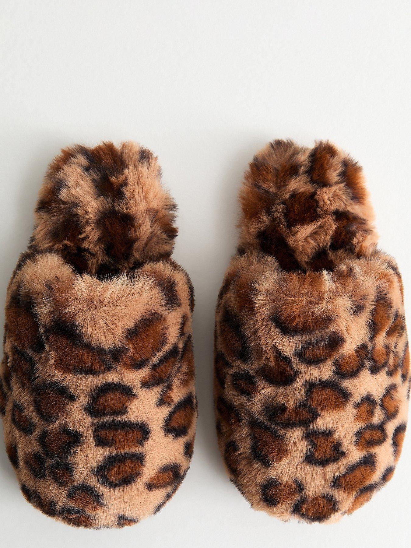 new-look-stone-leopard-print-faux-fur-slippersoutfit