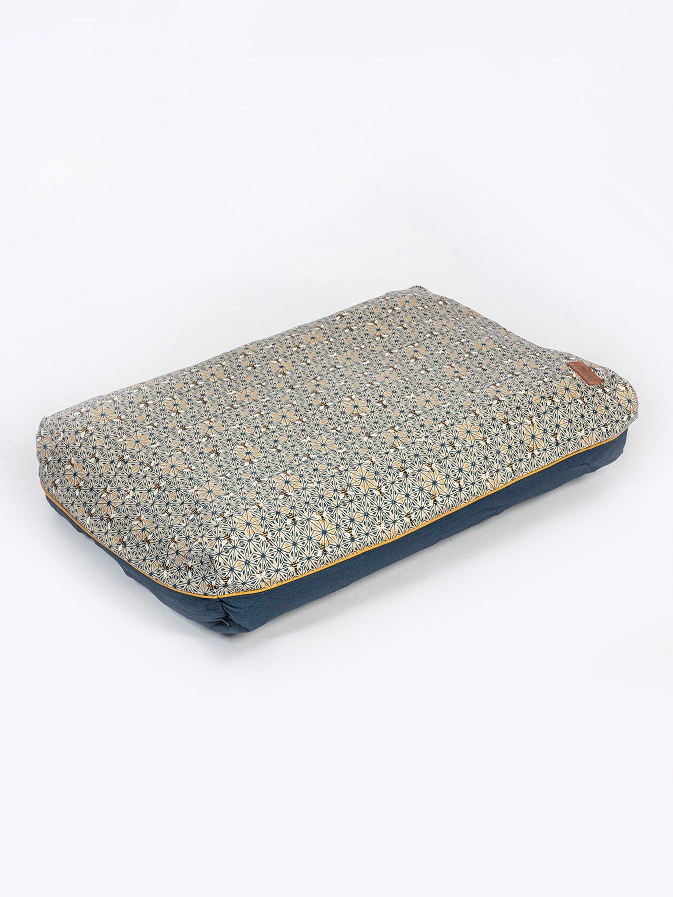 fatface-geo-bees-deluxe-dog-mattressback