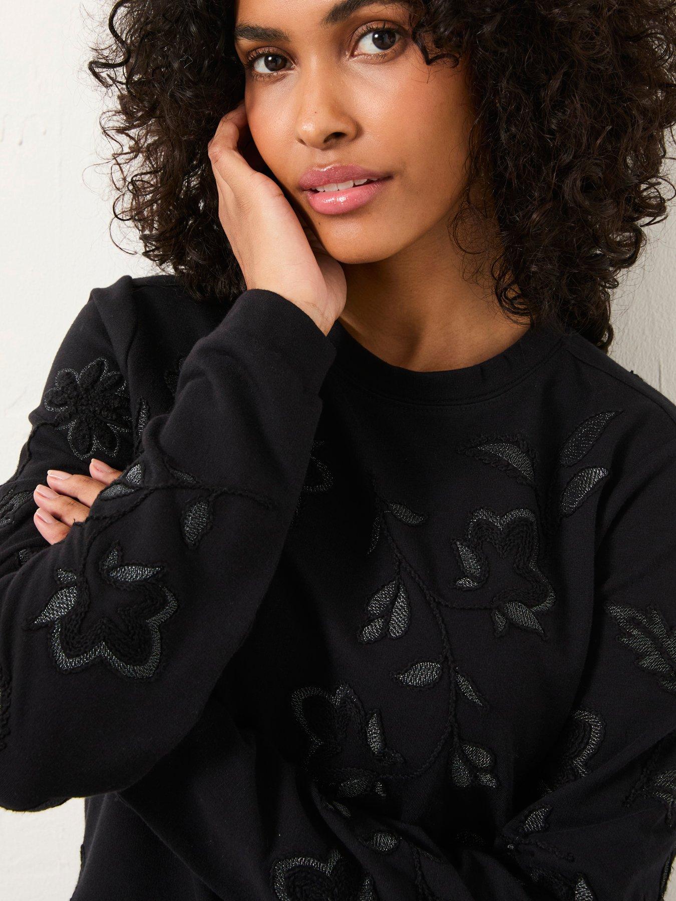 fatface-embroidered-crew-sweatshirt-blackoutfit