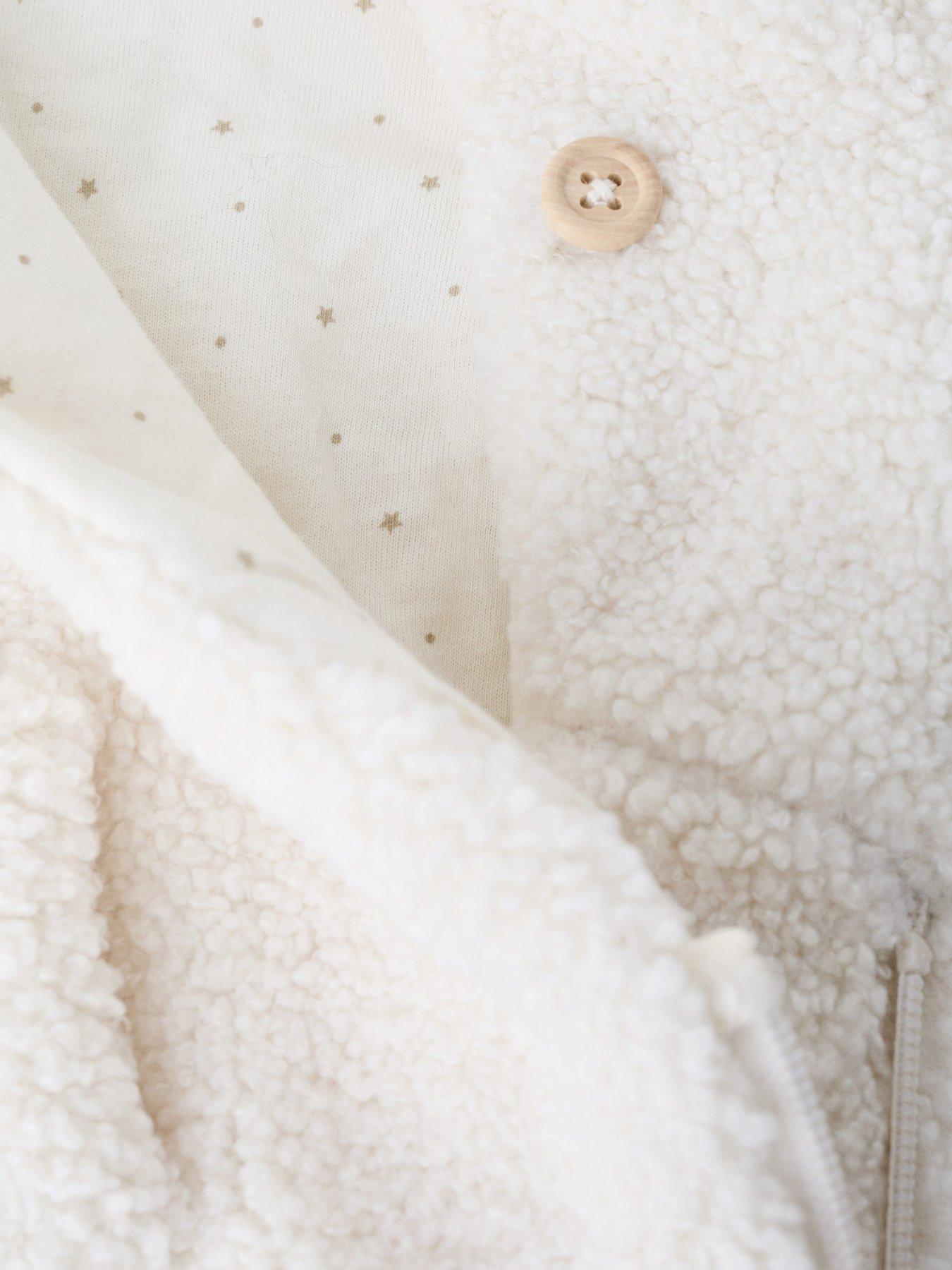 mango-baby-unisex-borg-pramsuit-creamdetail