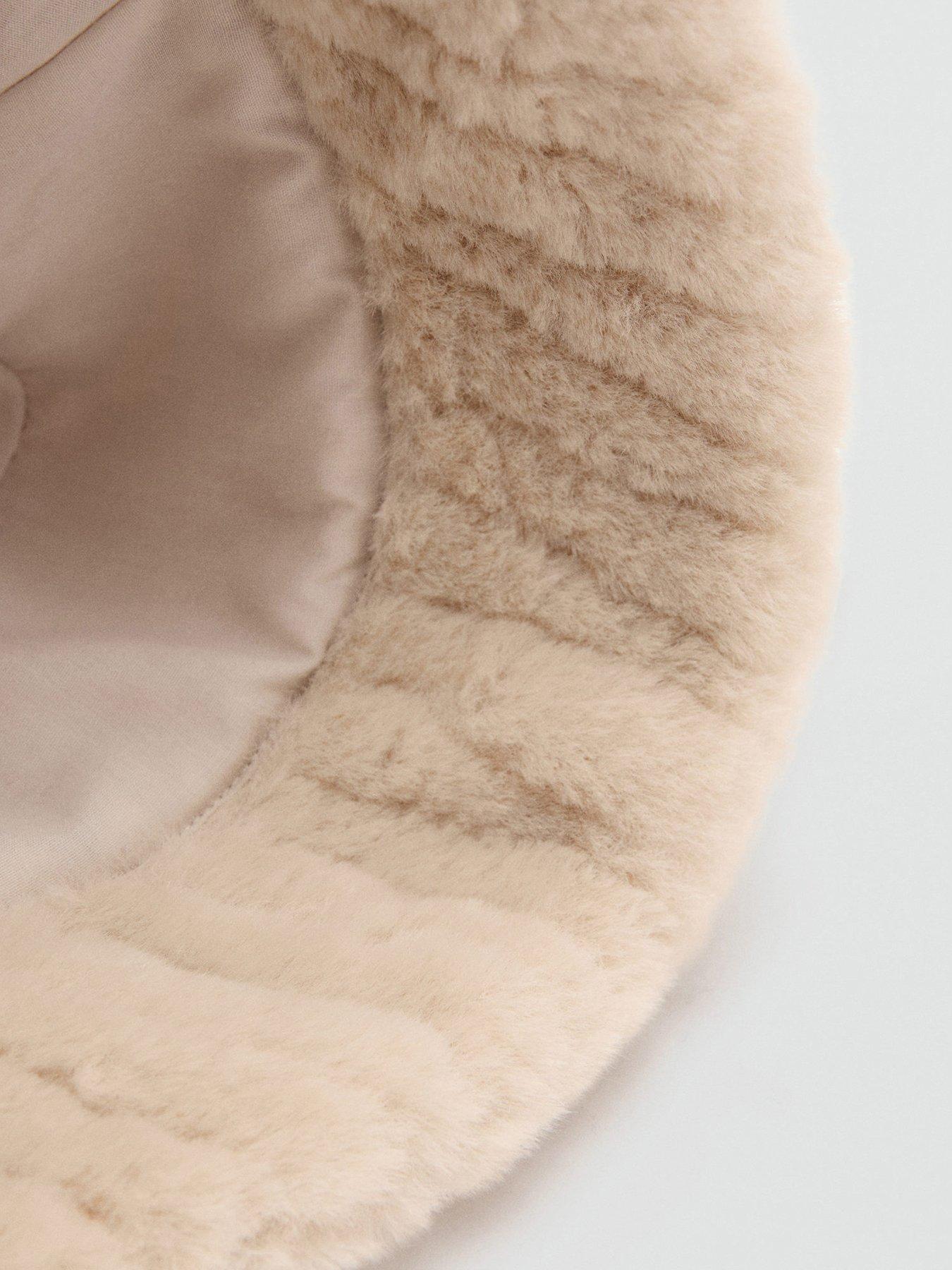 mango-faux-fur-bucket-hat-creamoutfit