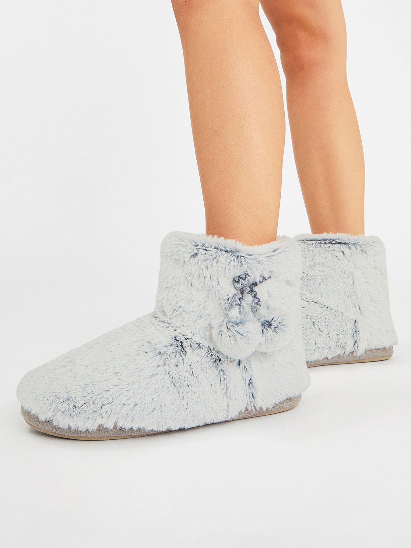 accessorize-super-soft-pom-pom-slipper-boots-greyoutfit
