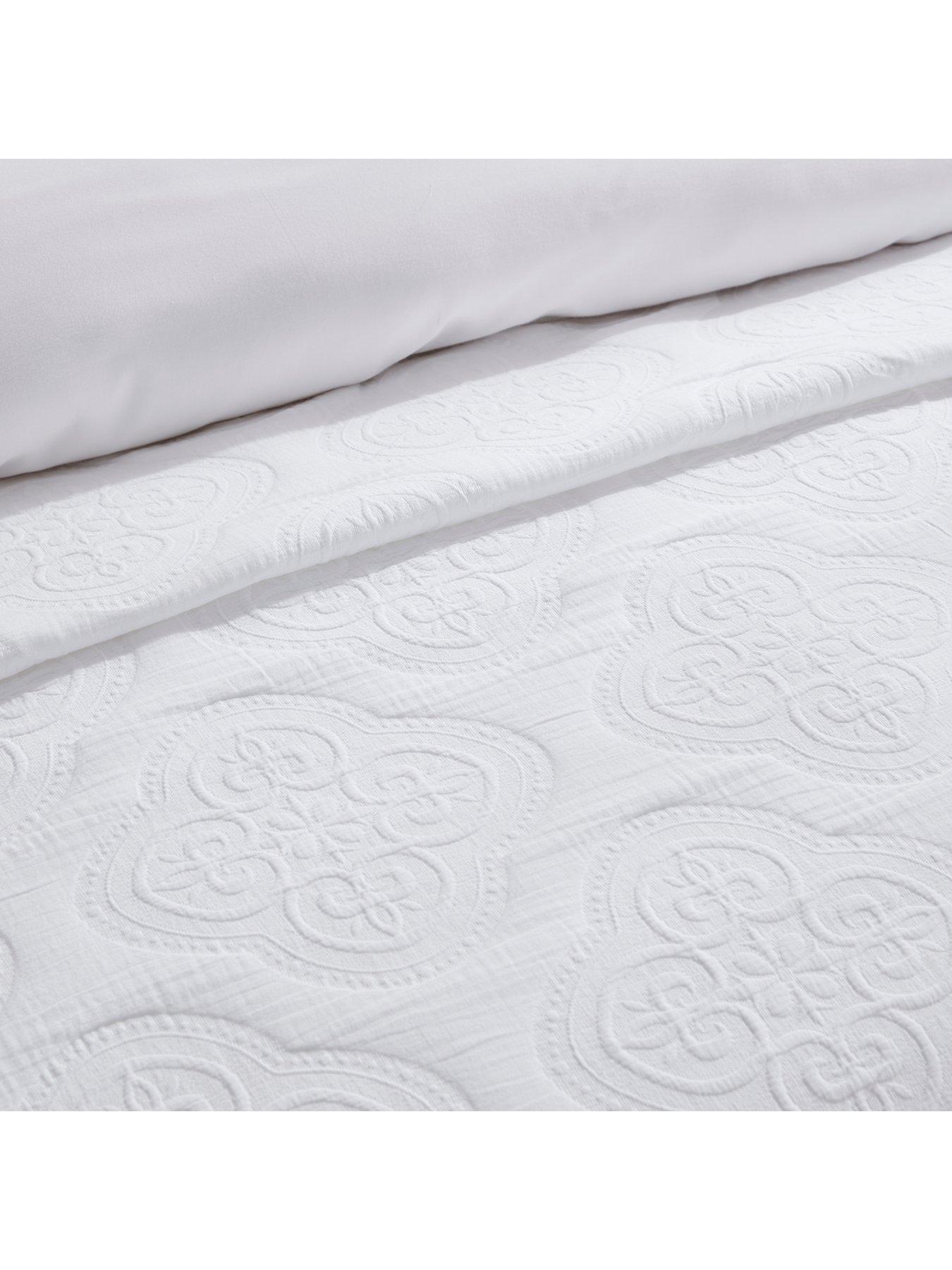 dusk-cannes-matelasse-range-bedspread-whitedetail