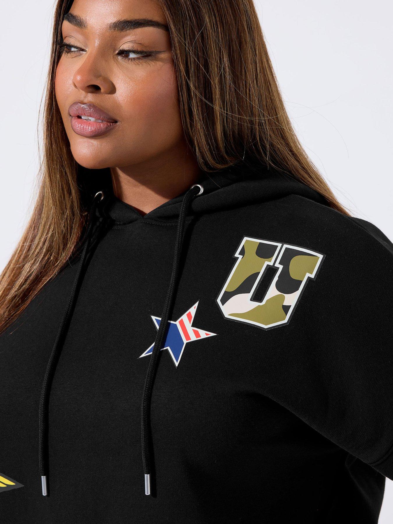 yours-curve-printed-badge-hoodie-blackoutfit
