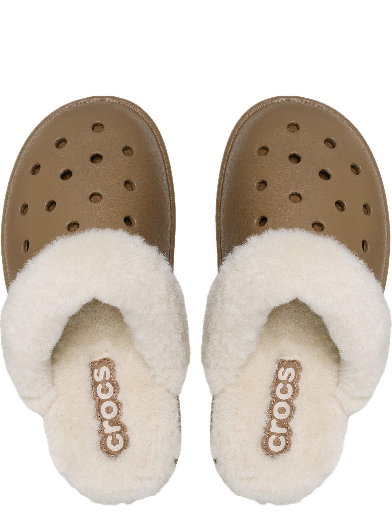 crocs-crocs-mens-classic-fuzz-scuff-slipperoutfit