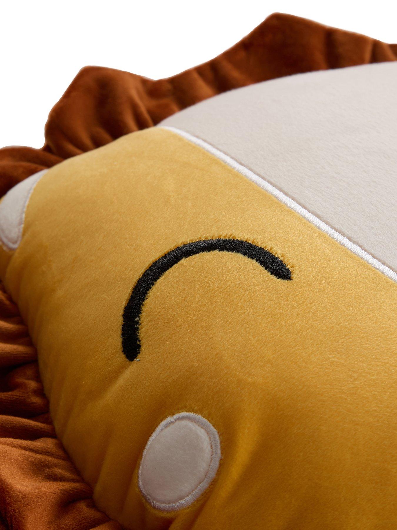 the-very-collection-lion-shaped-cushionoutfit