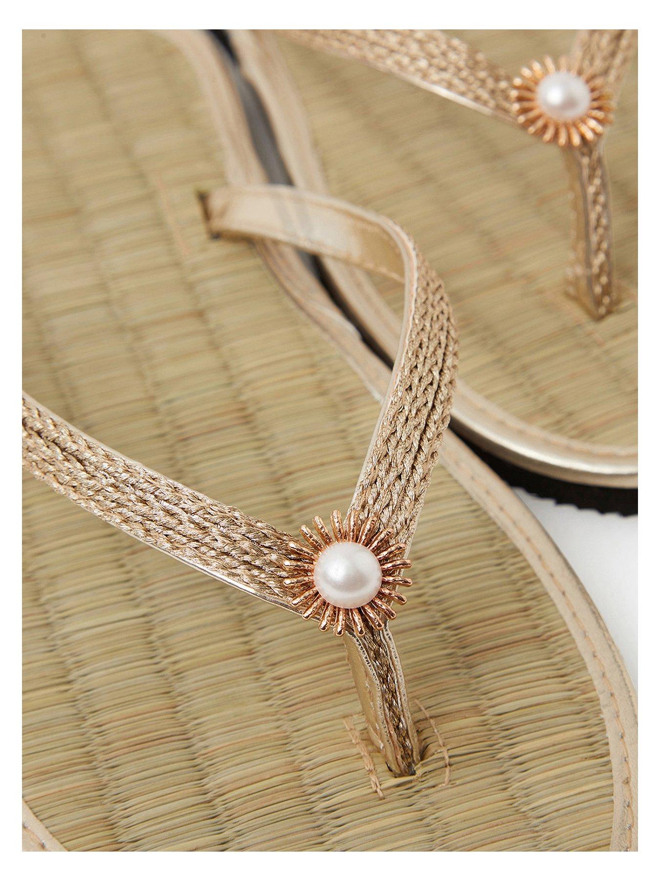 accessorize-sun-seagrass-flip-flops-goldoutfit