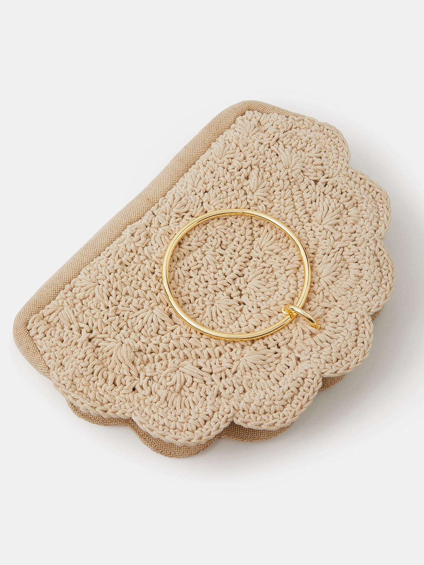 accessorize-scallop-ring-handheld-bag-creamoutfit
