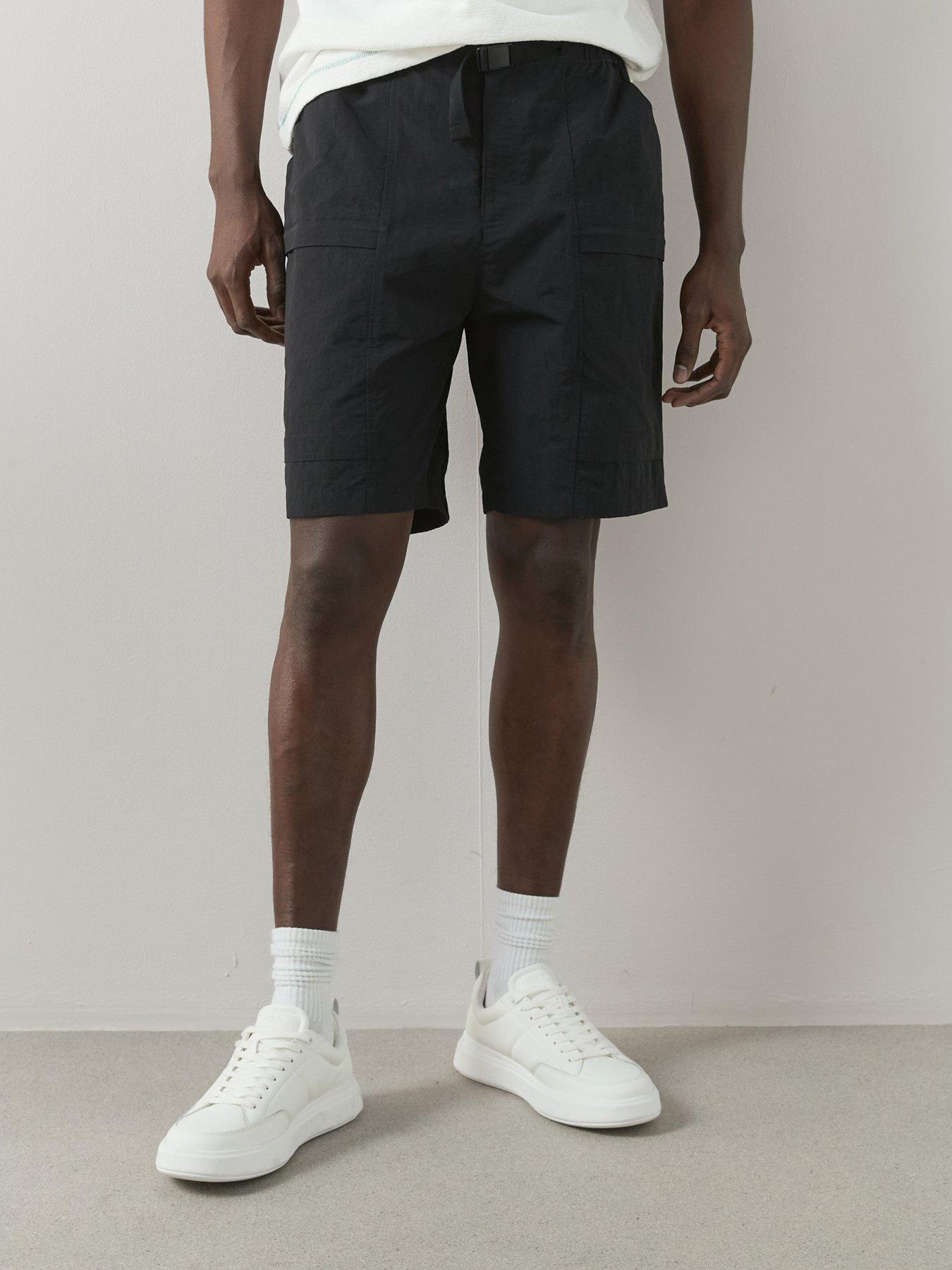 the-very-collection-tech-double-pocket-cargo-shorts-blackoutfit