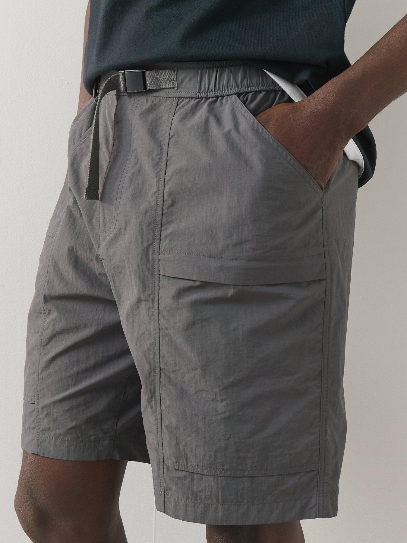 the-very-collection-tech-double-pocket-cargo-shorts-greyoutfit