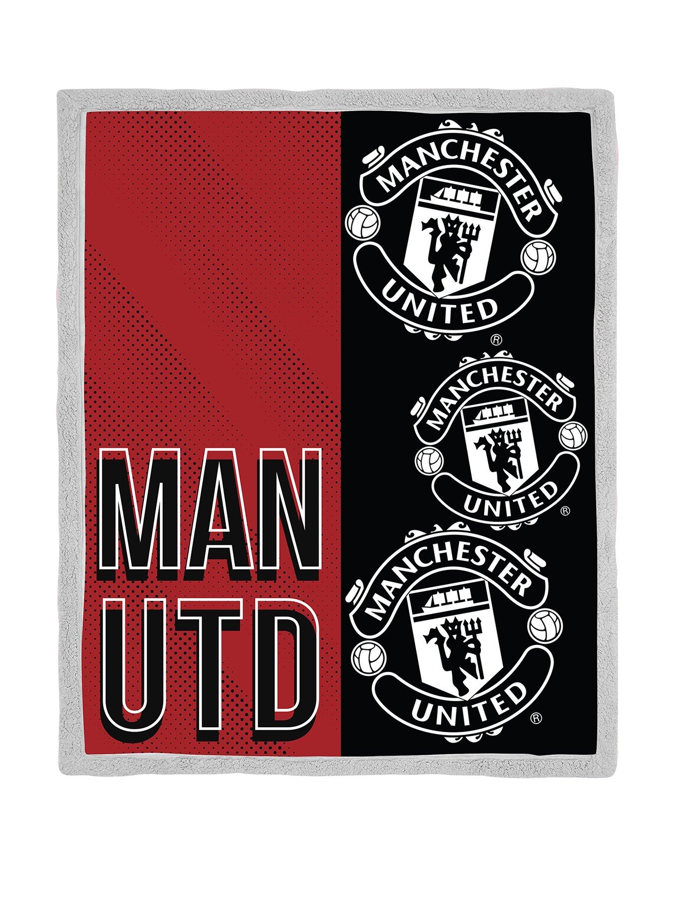 manchester-united-stacked-sherpa-fleece-blanket