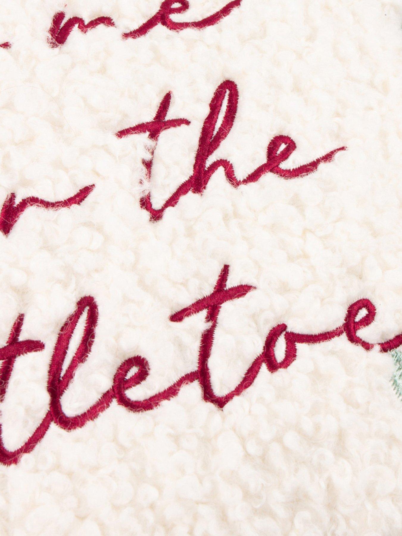 furn-mistletoe-wreath-45x45-polyester-cushion-multidetail