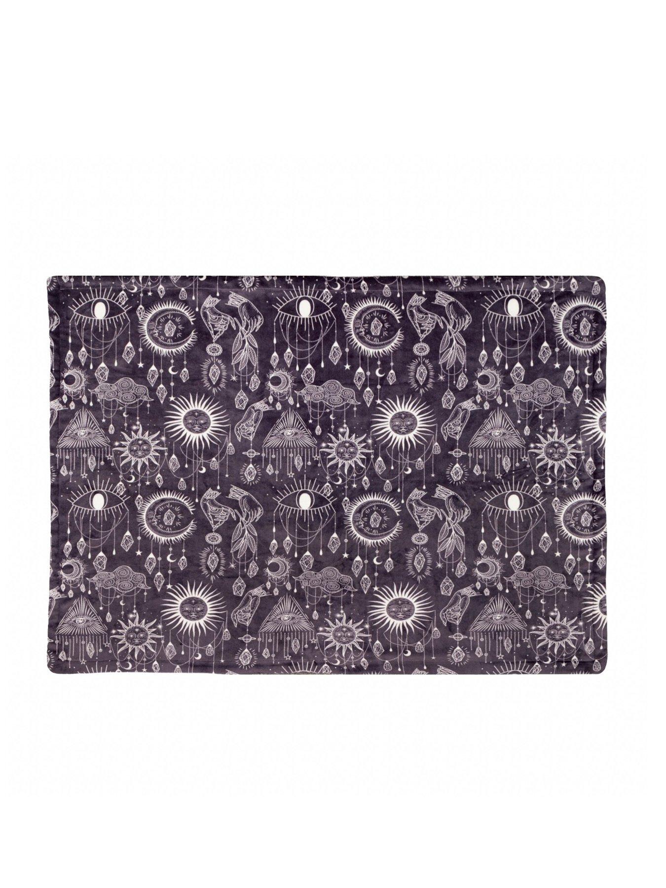 furn-constellation-130x180-sherpa-throw-charcoalcreamoutfit