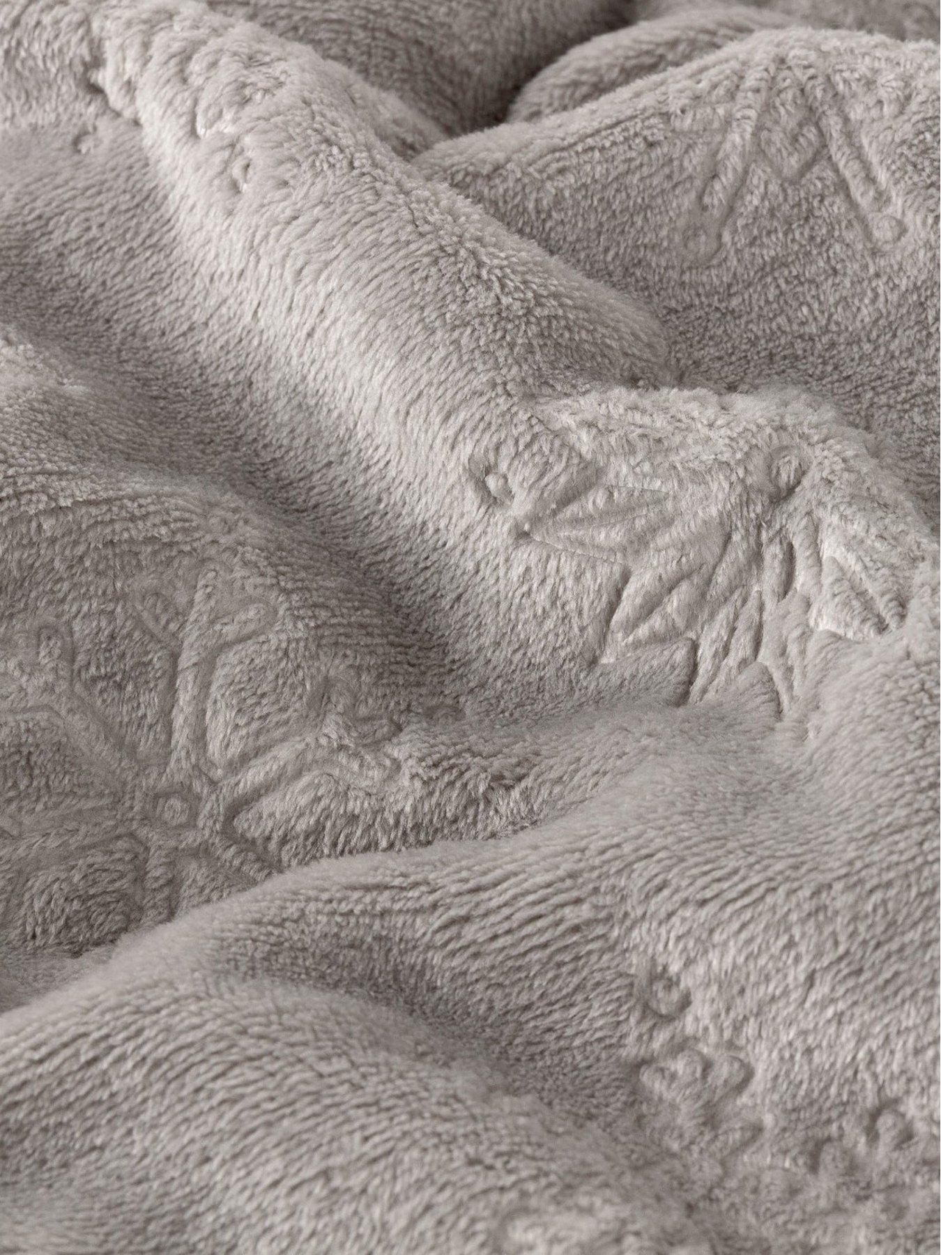 Image 5 of 6 of Furn Snowflakes 140x180 Throw Grey