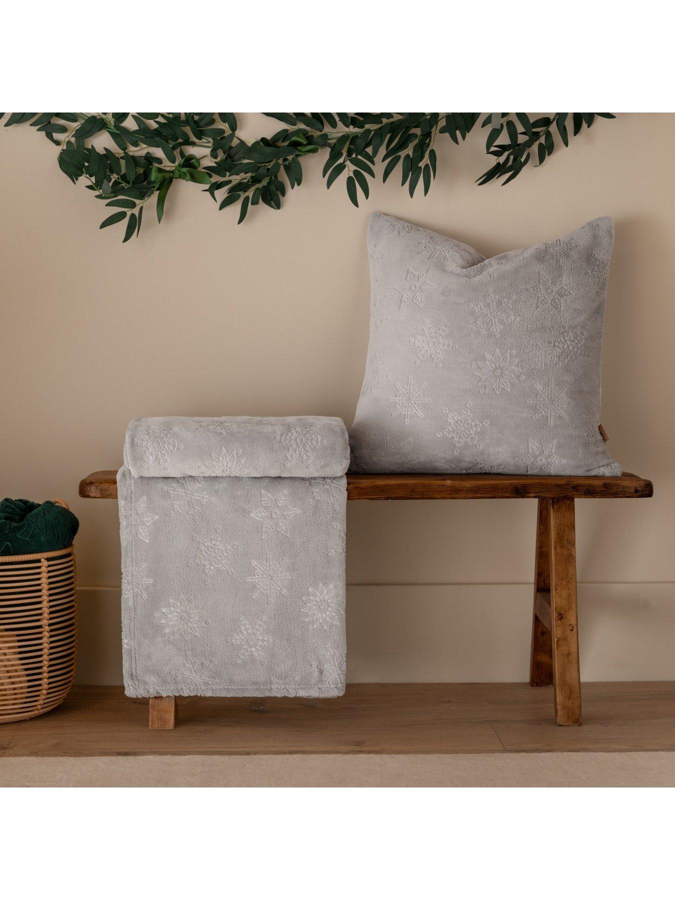 Image 6 of 6 of Furn Snowflakes 140x180 Throw Grey