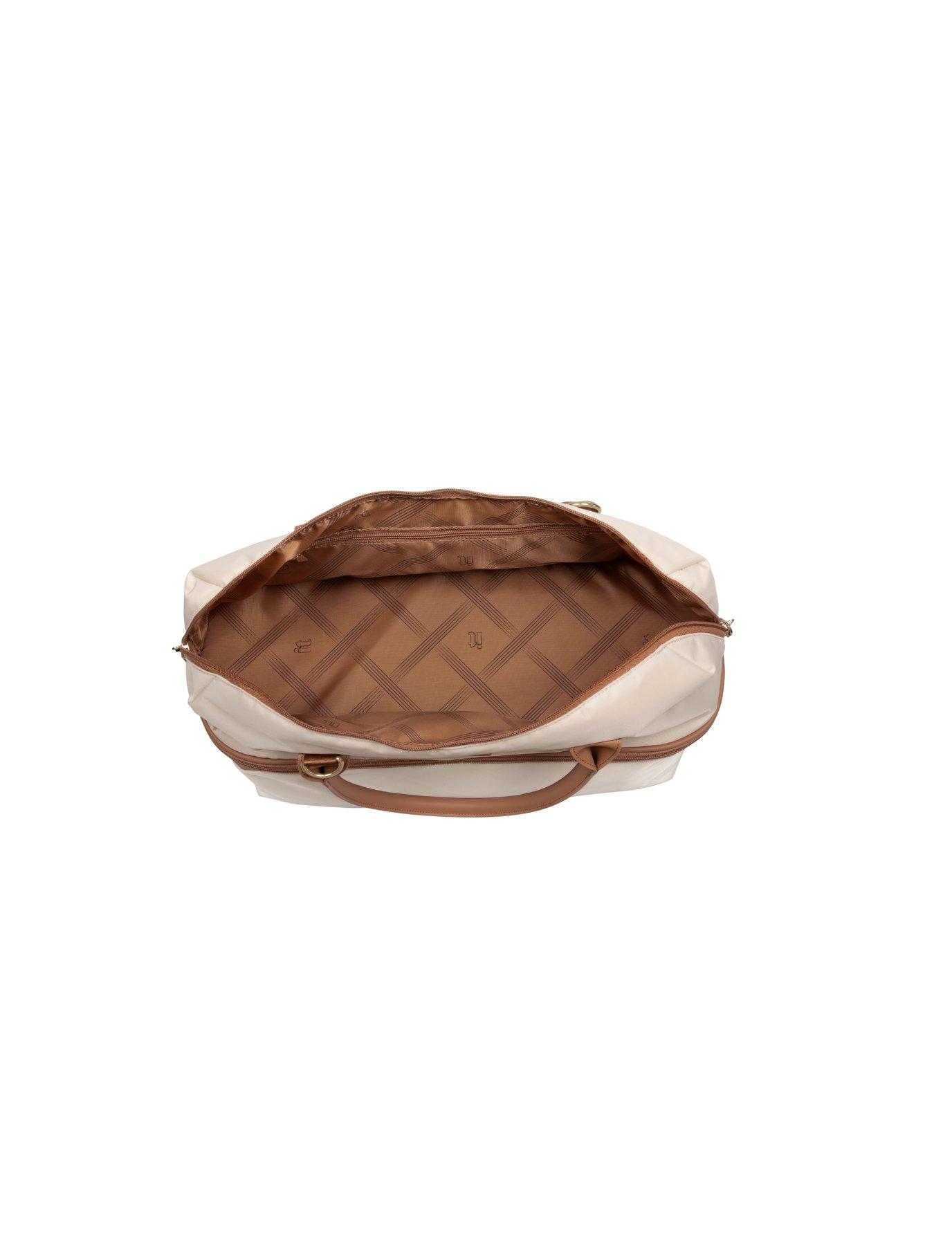 Image 6 of 7 of it Luggage Alluring Cr&egrave;me Holdall