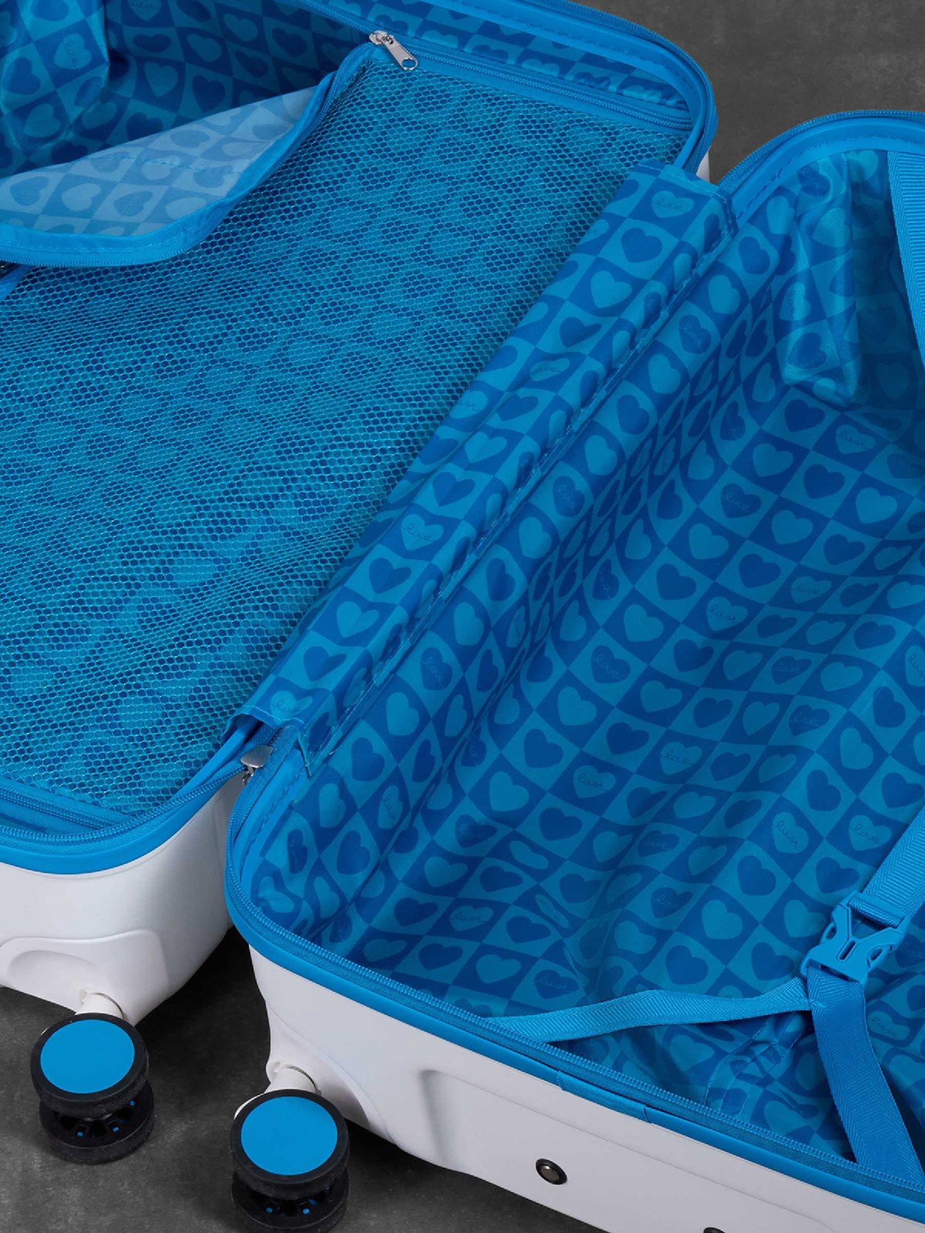 rock-luggage-love-island-whiteblue-medium-suitcaseoutfit