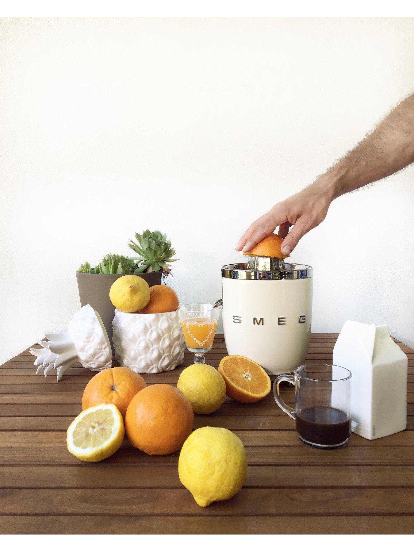 Image 6 of 6 of Smeg CJF11CRUK Citrus Juicer - Cream
