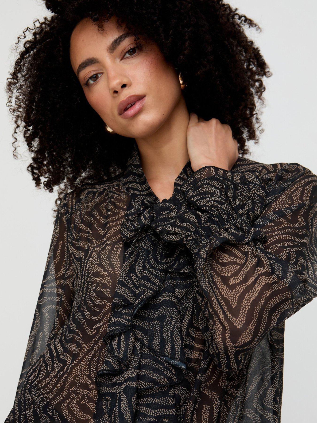 lily-lionel-zendaya-blouse-blackoutfit