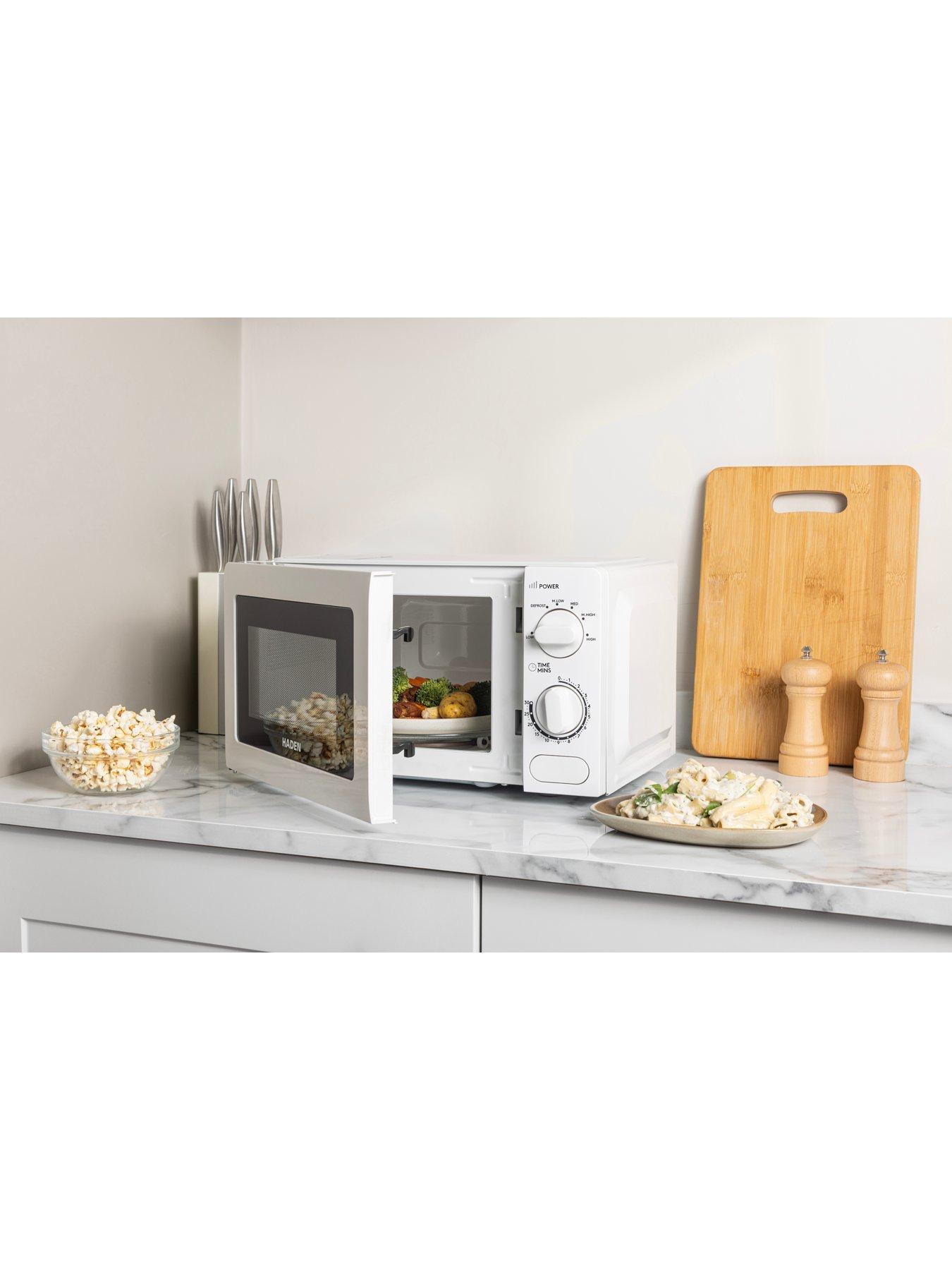 haden-17l-700w-microwave-whiteoutfit