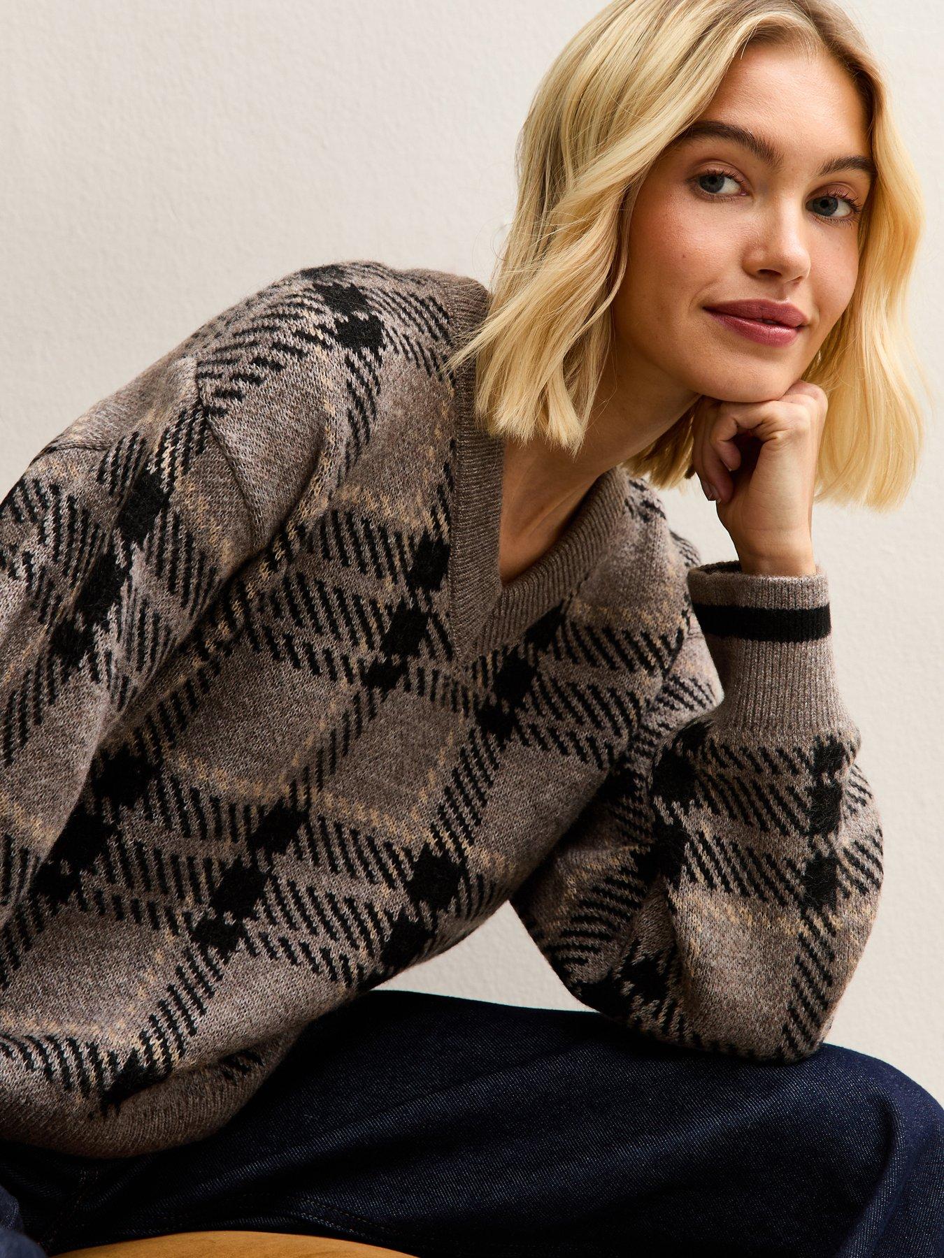 new-look-check-v-neck-jumper-brownoutfit