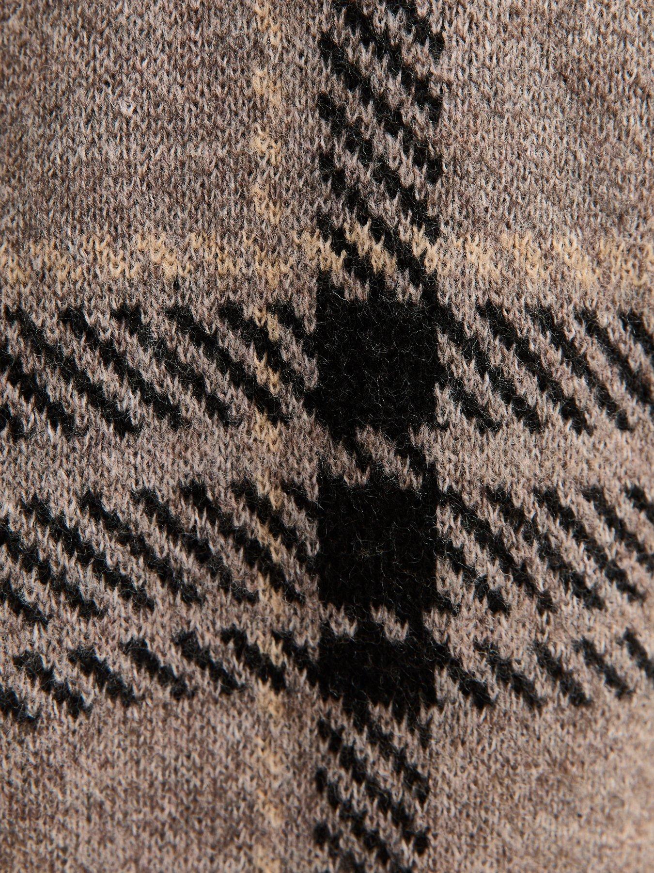 new-look-check-v-neck-jumper-browndetail