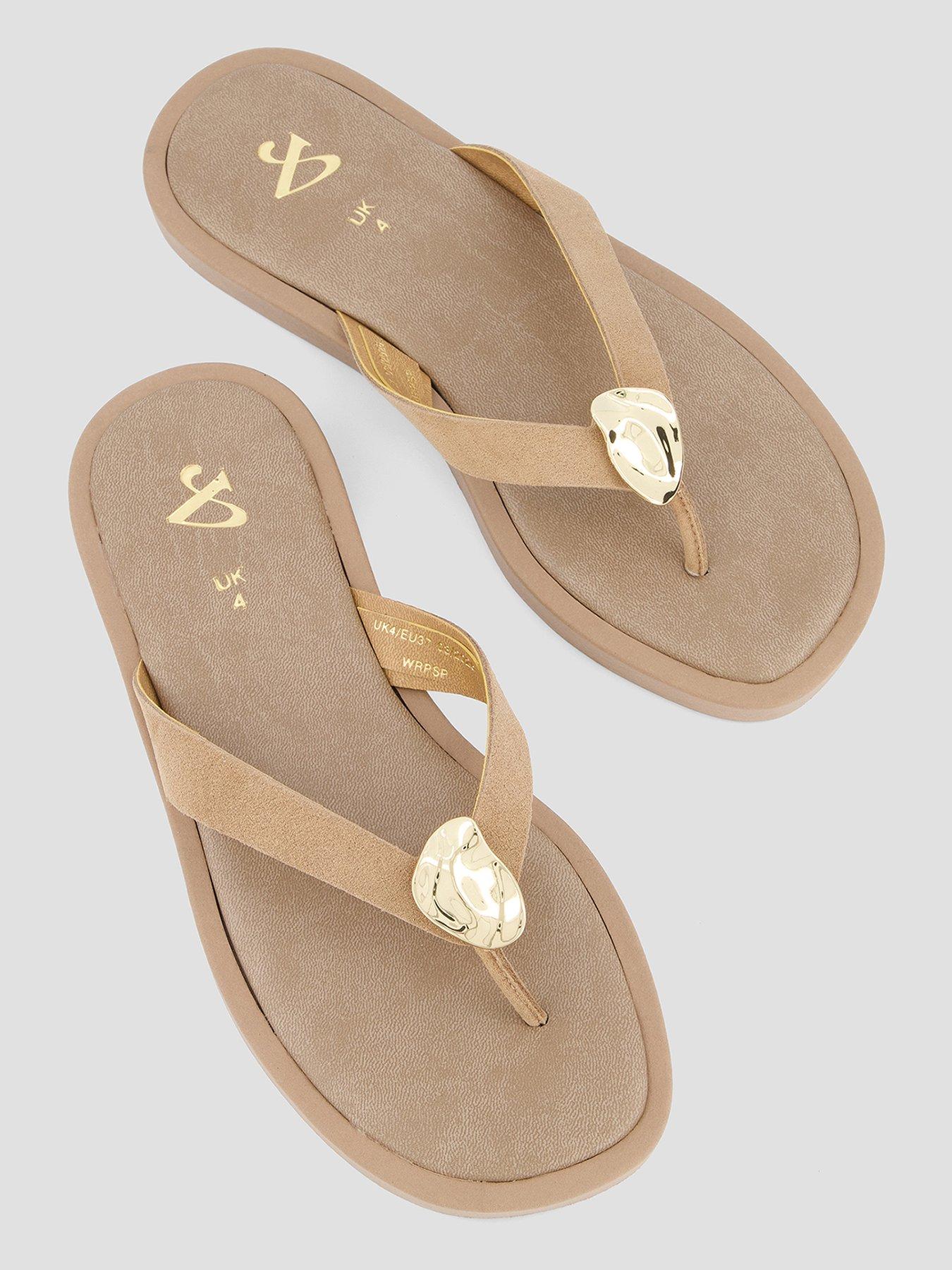 the-very-collection-leather-thong-flat-sandal-beigeoutfit