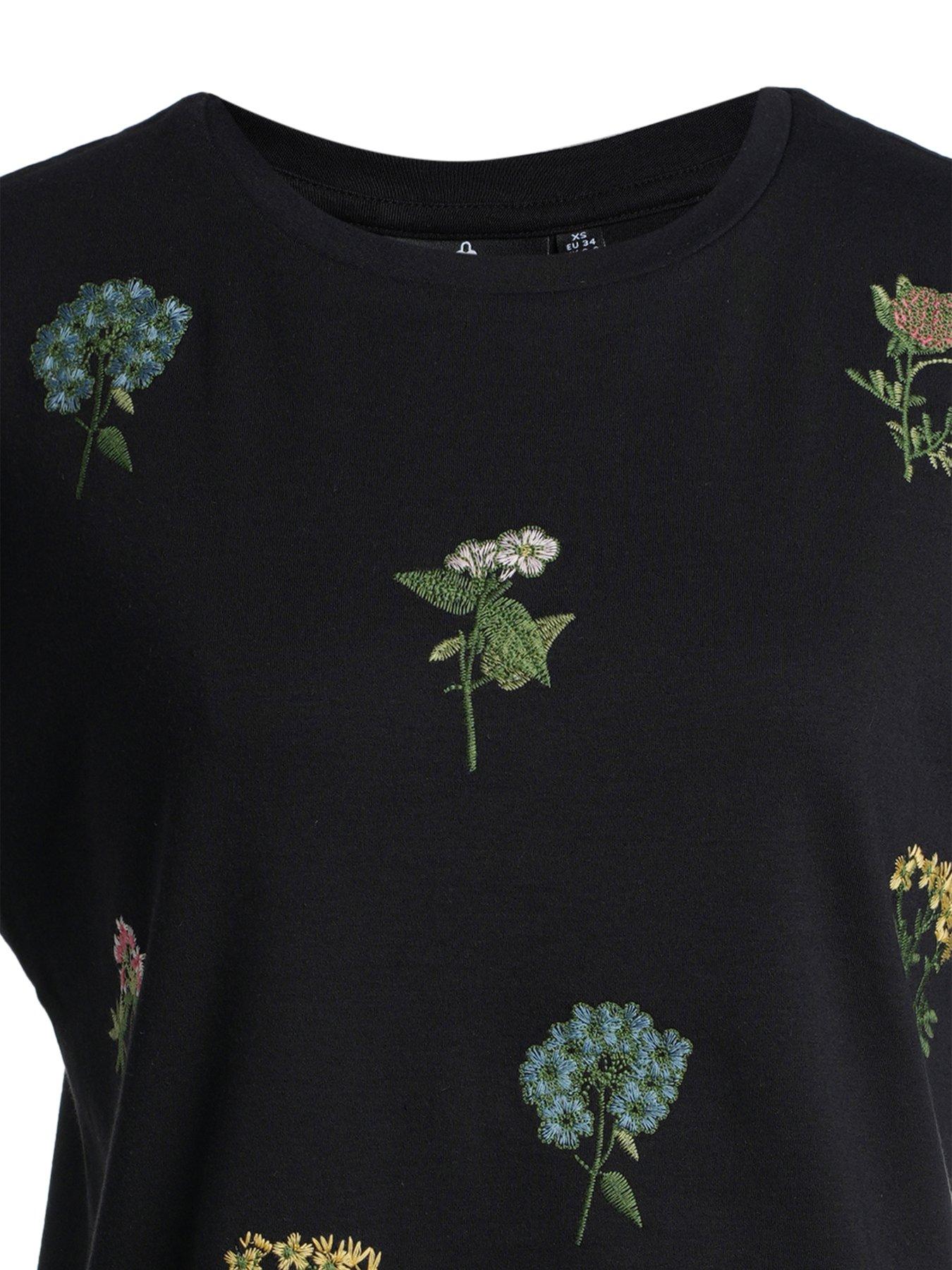 emily-lovelock-maisie-embroidered-vest-blackoutfit