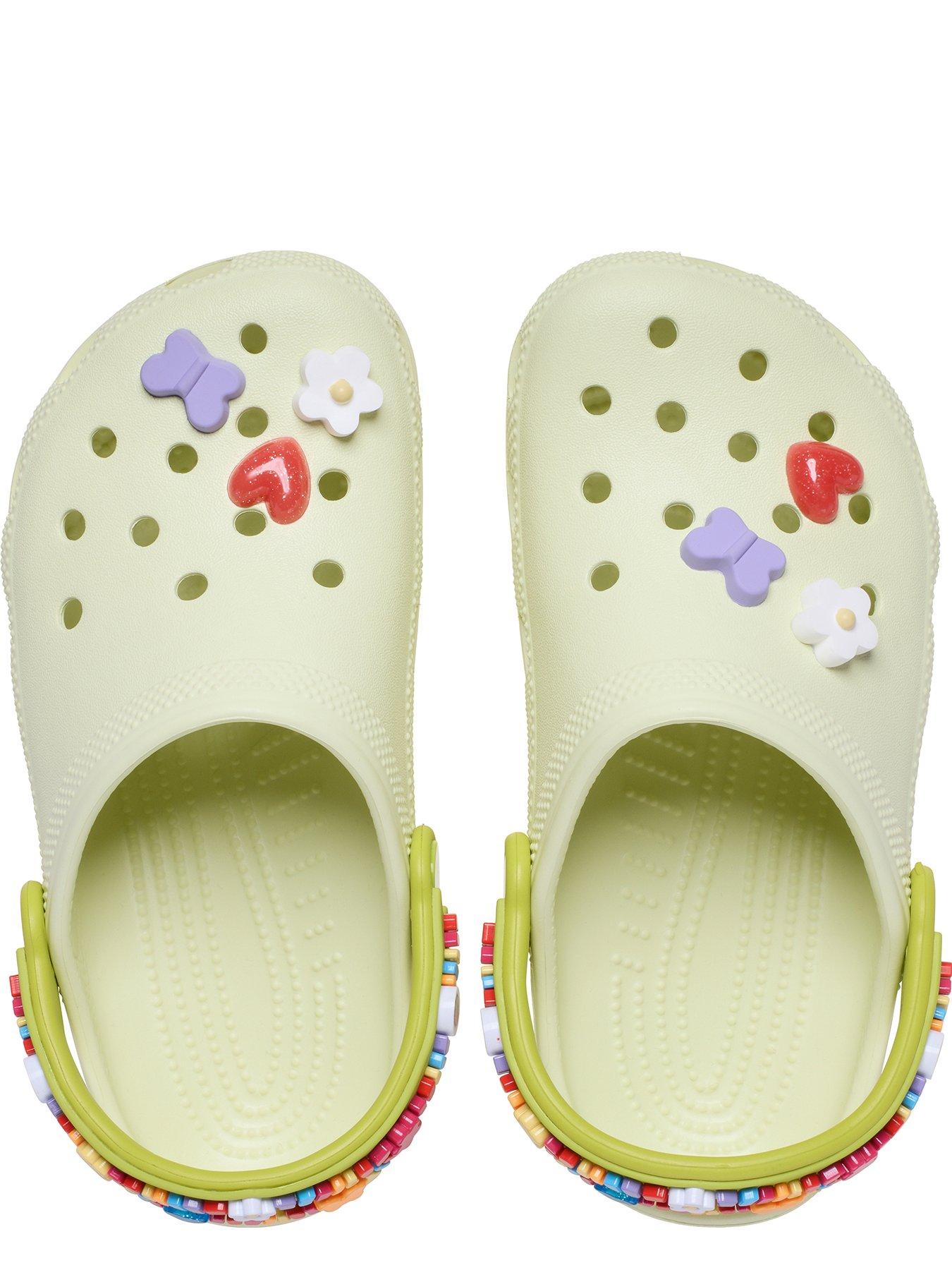 crocs-classic-friendship-bracelet-clog-kids-multioutfit