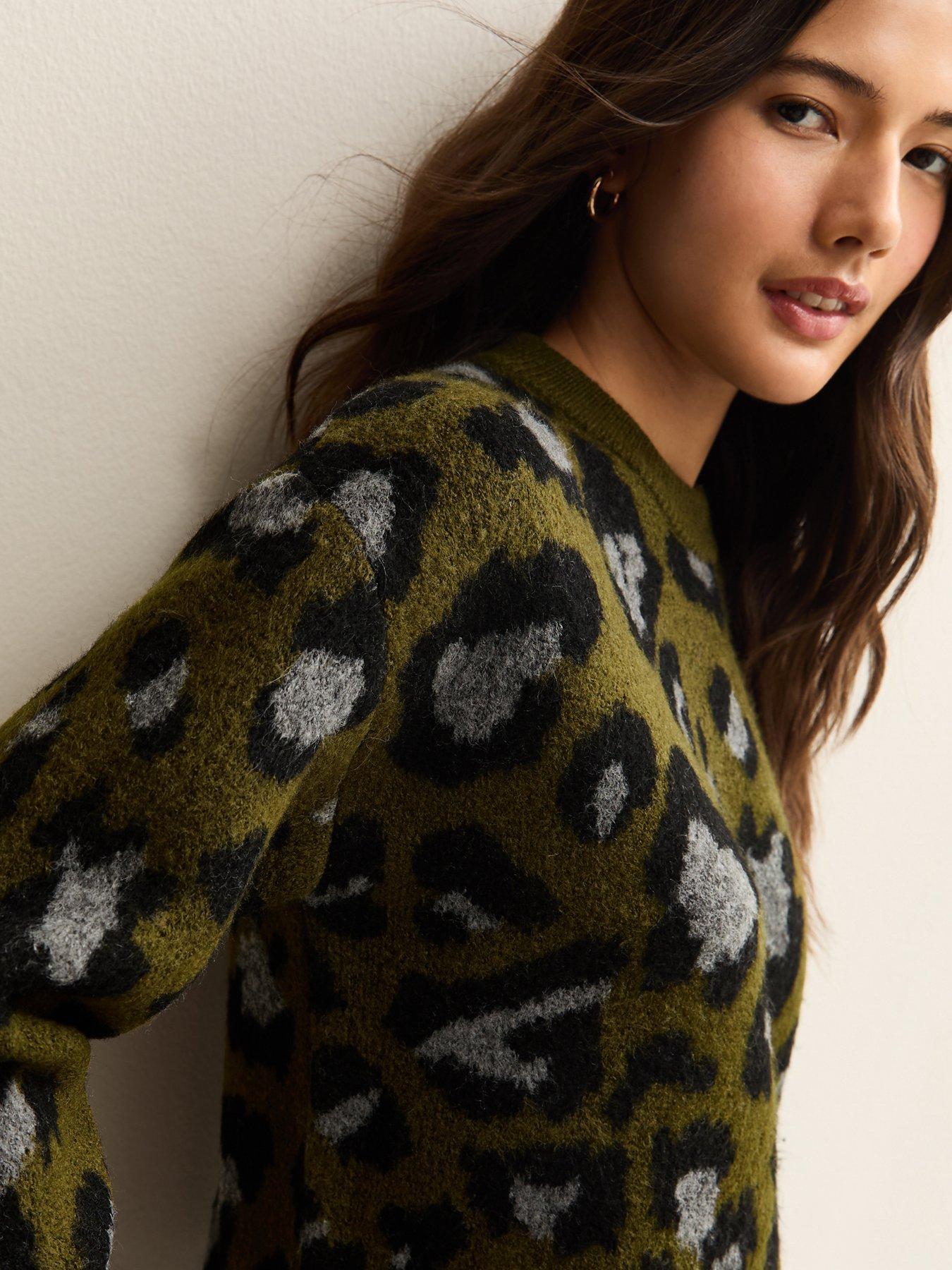 new-look-animal-patterned-crew-neck-jumper-greenoutfit