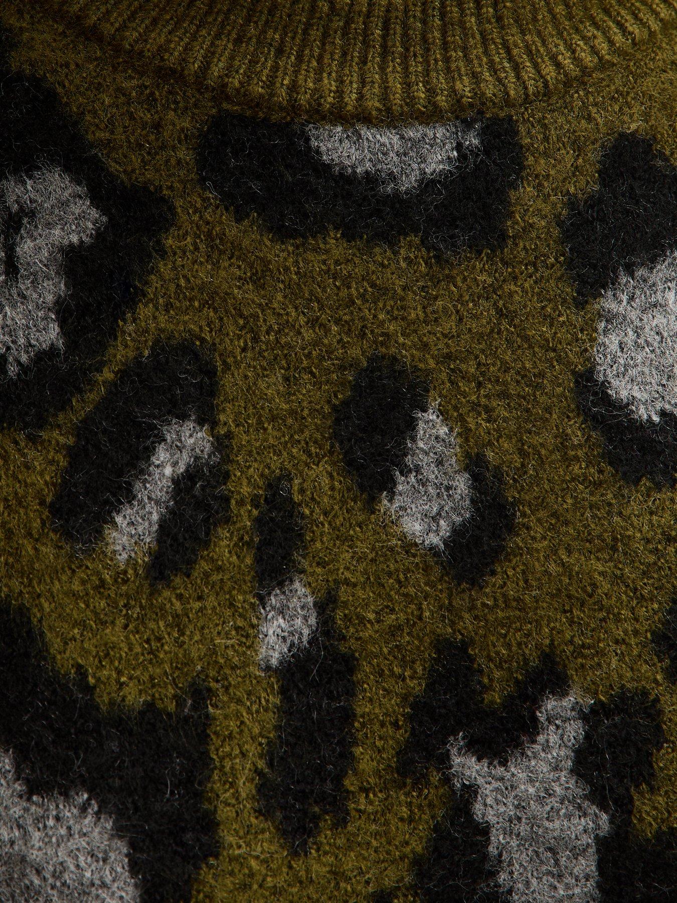 new-look-animal-patterned-crew-neck-jumper-greendetail