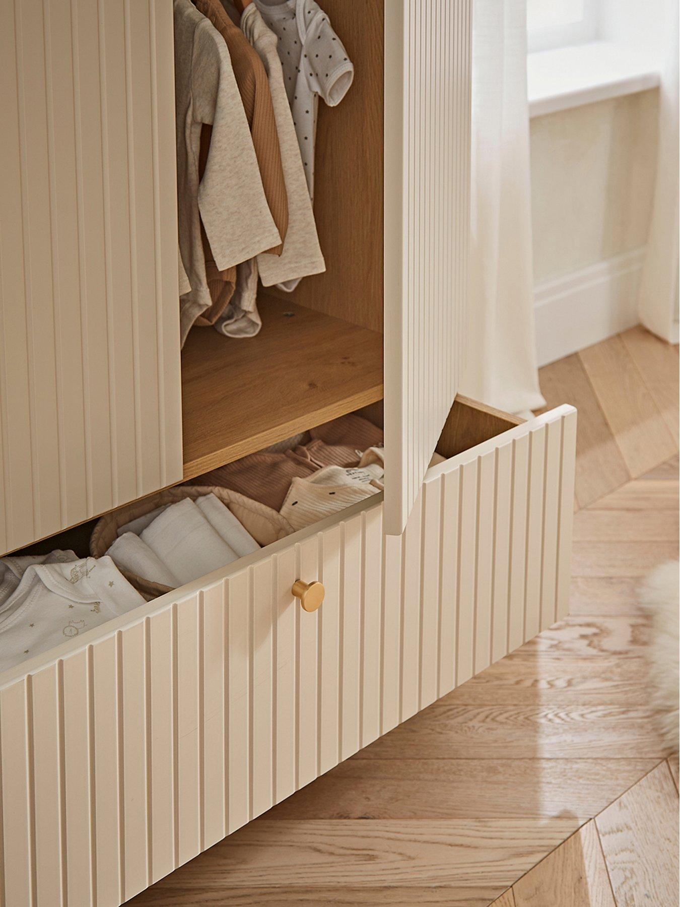 cuddleco-remi-wardrobe-oakcashmereoutfit