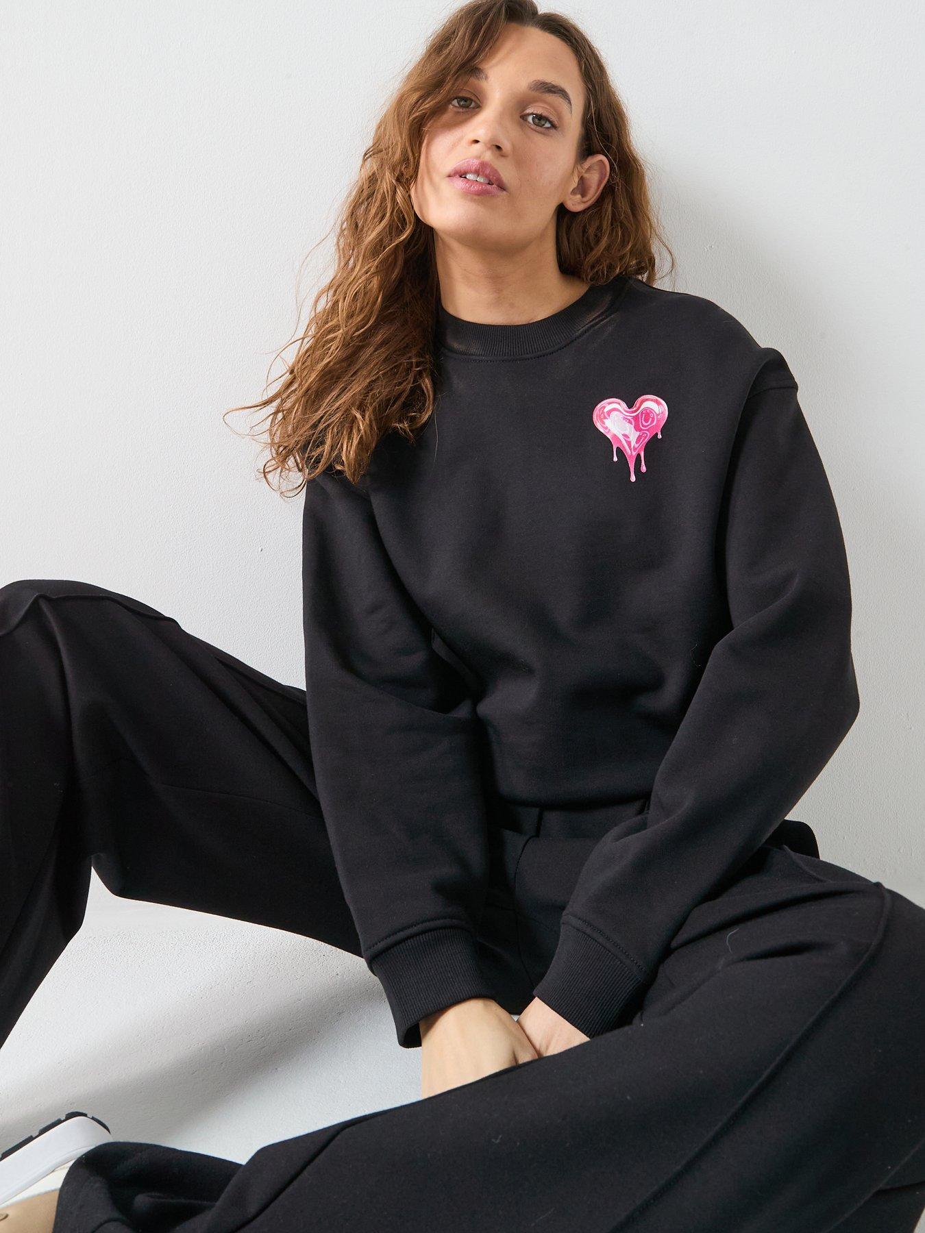 hugo-heart-logo-sweatshirt-blackoutfit