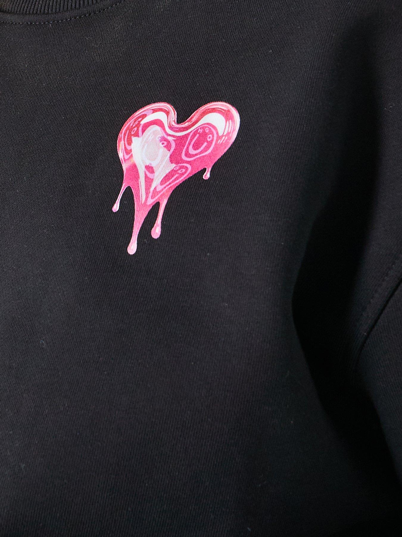 hugo-heart-logo-sweatshirt-blackdetail