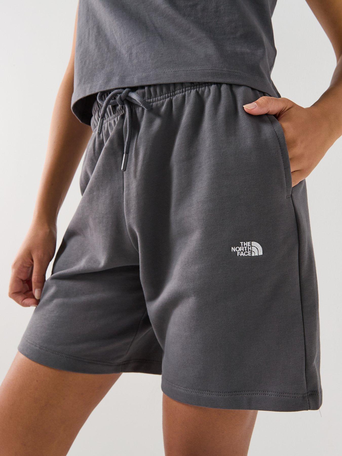 the-north-face-womens-essential-light-relaxed-shorts-greyoutfit