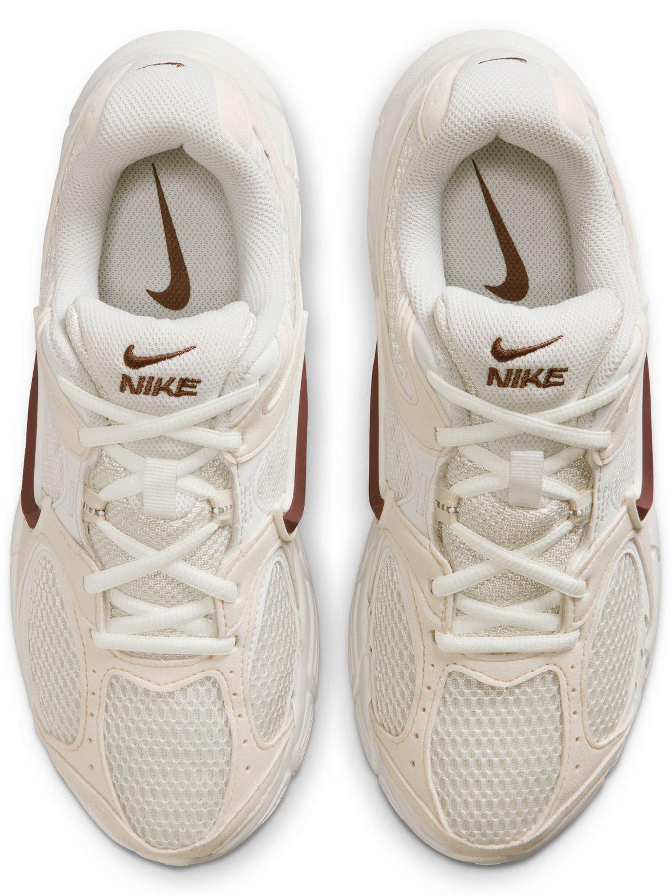 Image 4 of 7 of Nike Women's V5 RNR Trainers - White