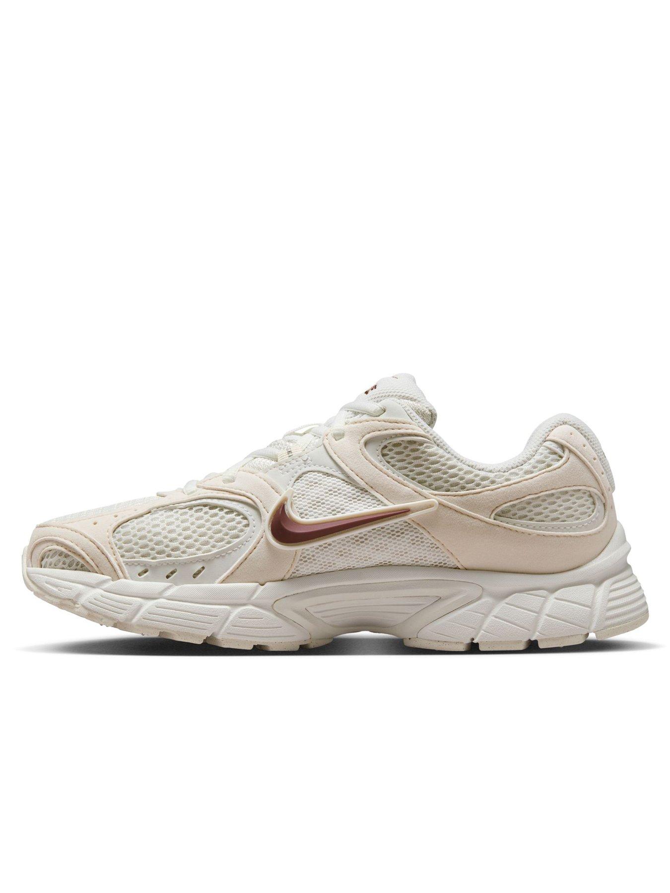 Image 7 of 7 of Nike Women's V5 RNR Trainers - White