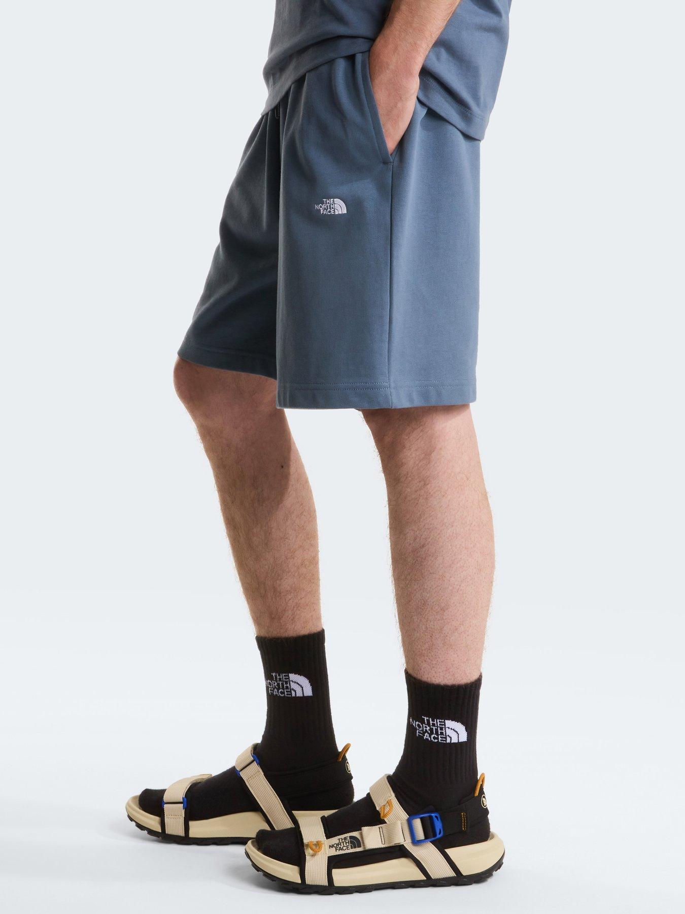 the-north-face-mens-essential-relaxed-shorts-blueoutfit